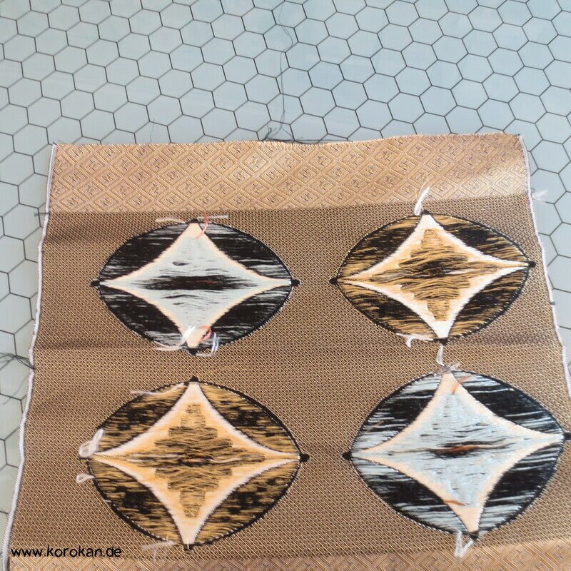 Diamant Shippos auf schwarz Seidenbrokat