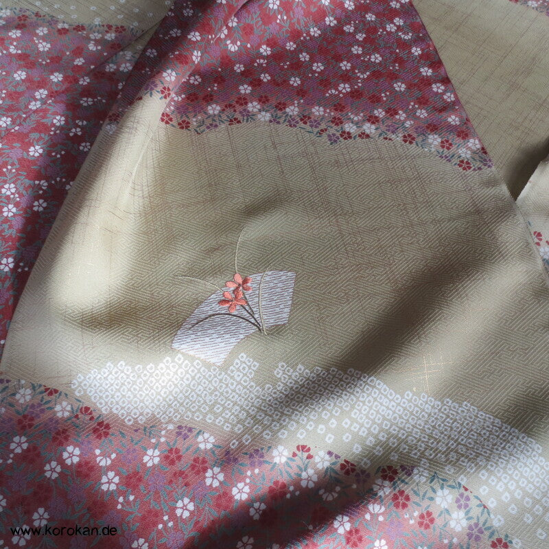 Karinui Kimono Seidendamast Stoff Blumenschwung, bestickt
