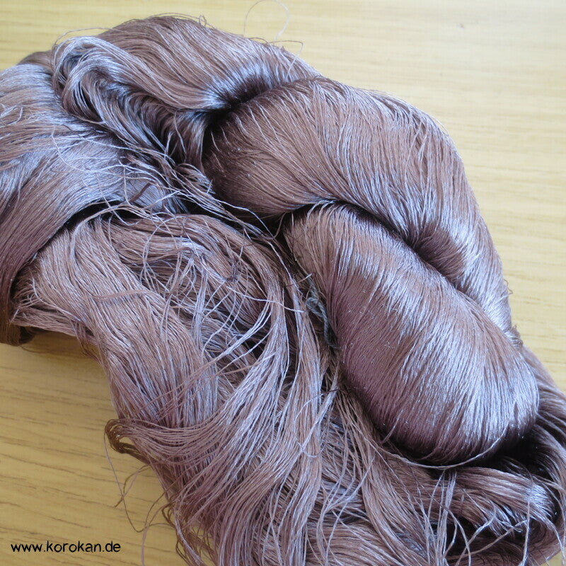 rötliches mauve Seidengarn zum Weben aus japanischer Obi Werkstatt