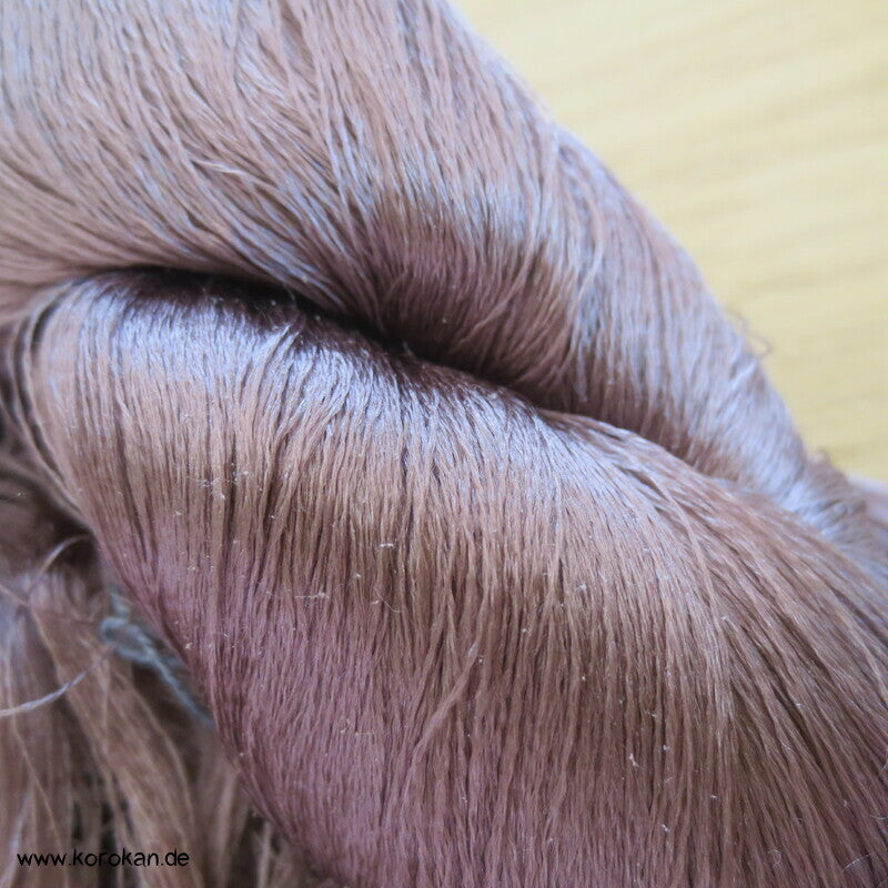 rötliches mauve Seidengarn zum Weben aus japanischer Obi Werkstatt