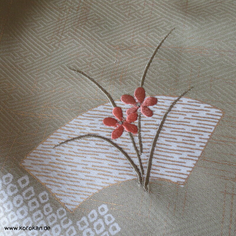 Karinui Kimono Seidendamast Stoff Blumenschwung, bestickt