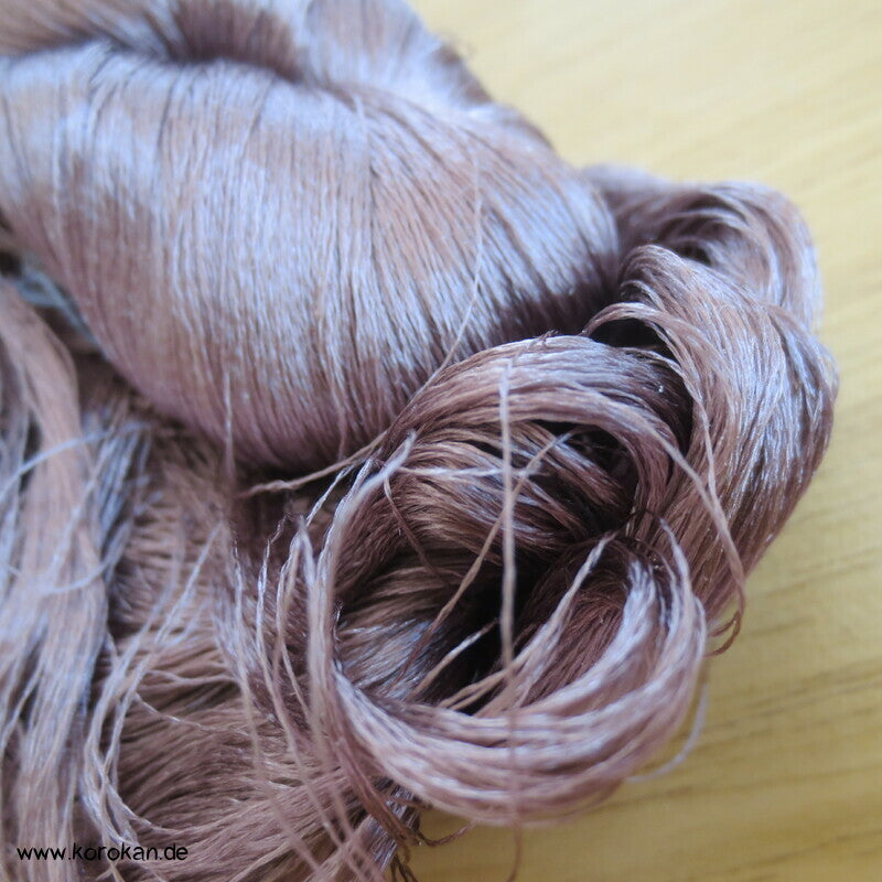 rötliches mauve Seidengarn zum Weben aus japanischer Obi Werkstatt