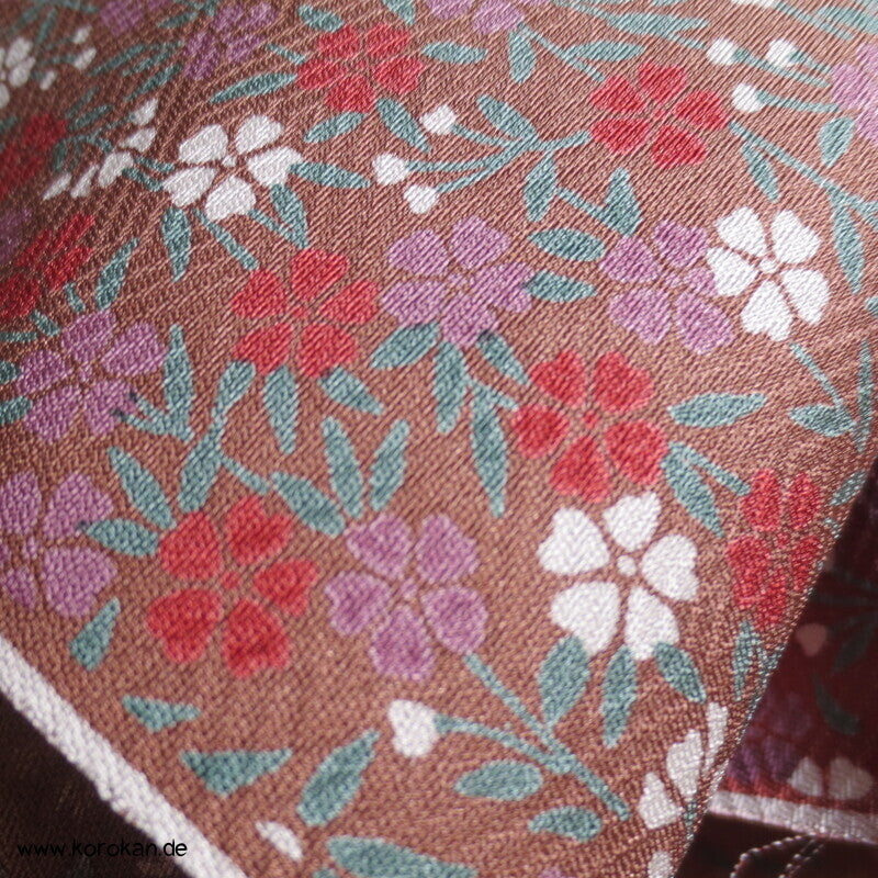 Karinui Kimono Seidendamast Stoff Blumenschwung, bestickt