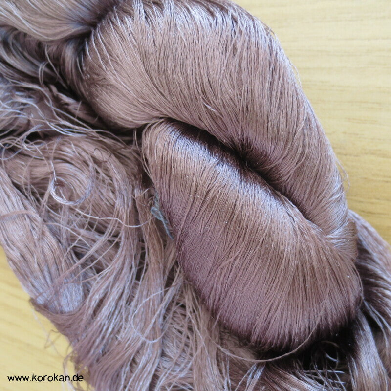 rötliches mauve Seidengarn zum Weben aus japanischer Obi Werkstatt