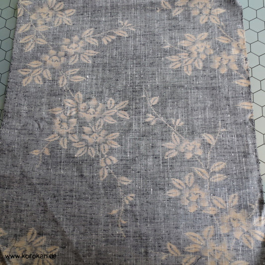 Blüten auf grau Kasuri Tsumugi Kimono Seide