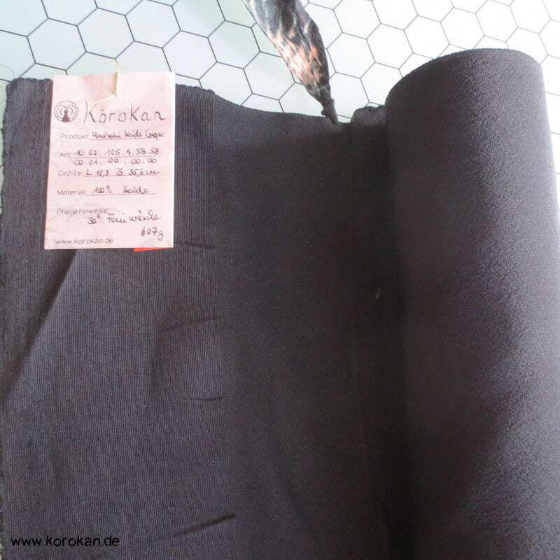 schwarzer Chirimen Seiden Crepe Stoffrolle