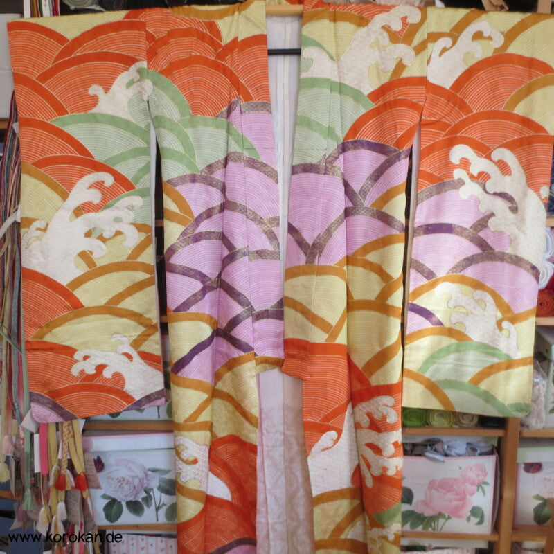 bunte bestickte Wellen Seidendamast Furisode Kimono