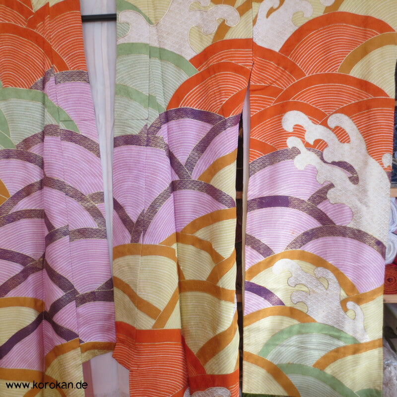 bunte bestickte Wellen Seidendamast Furisode Kimono