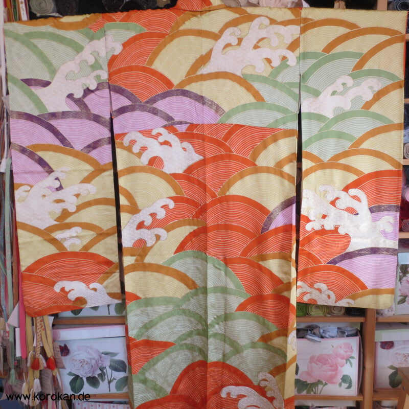 bunte bestickte Wellen Seidendamast Furisode Kimono