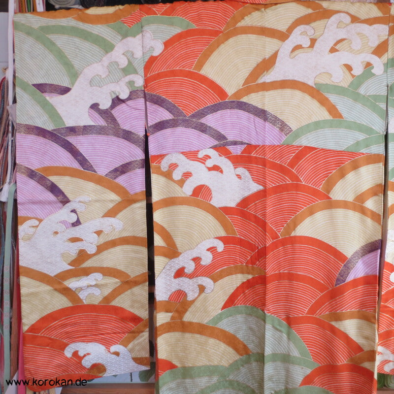 bunte bestickte Wellen Seidendamast Furisode Kimono