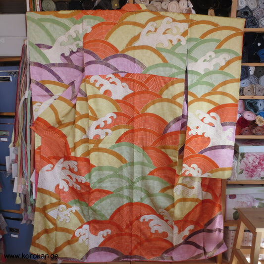 bunte bestickte Wellen Seidendamast Furisode Kimono
