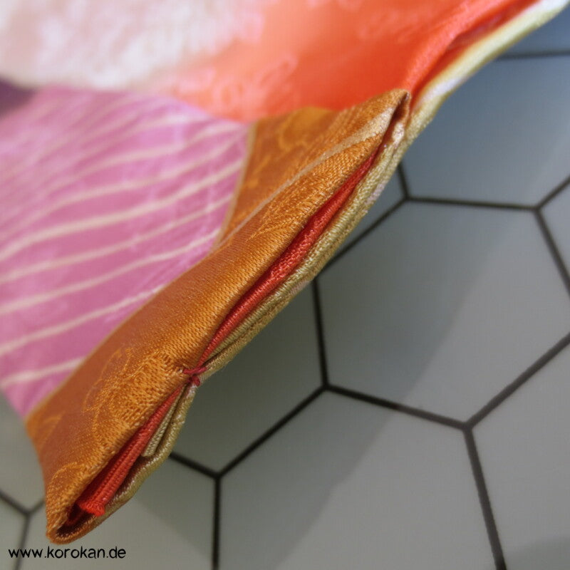 bunte bestickte Wellen Seidendamast Furisode Kimono
