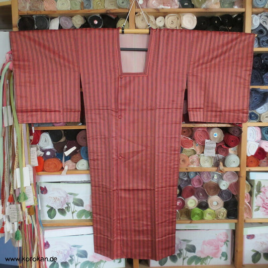 dunkelrot gestreifter Seidensatin Michiyuki Kimono Regenmantel