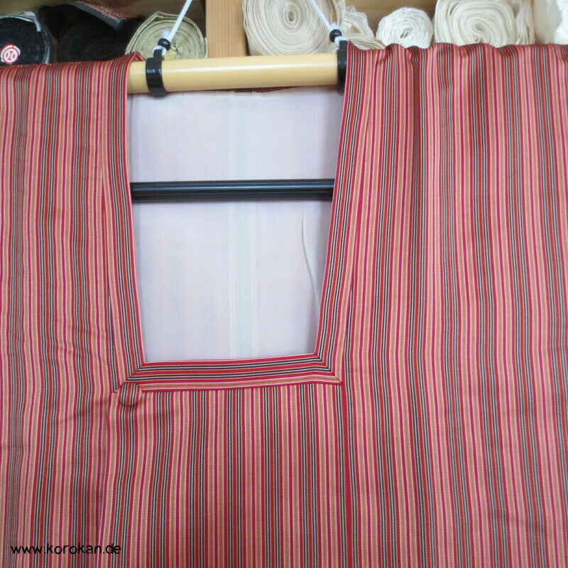 dunkelrot gestreifter Seidensatin Michiyuki Kimono Regenmantel