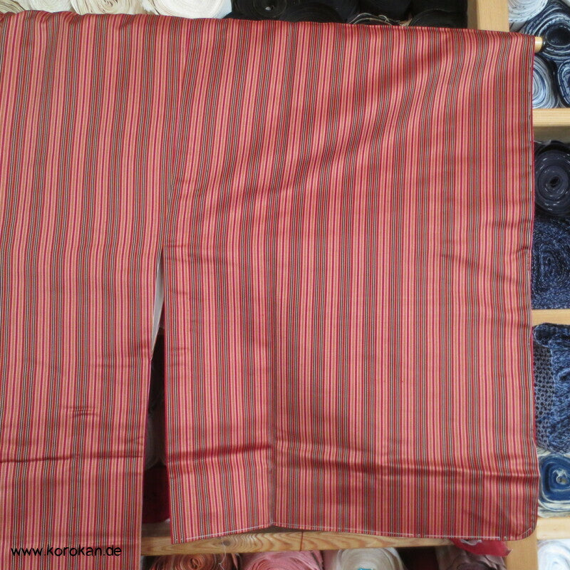 dunkelrot gestreifter Seidensatin Michiyuki Kimono Regenmantel