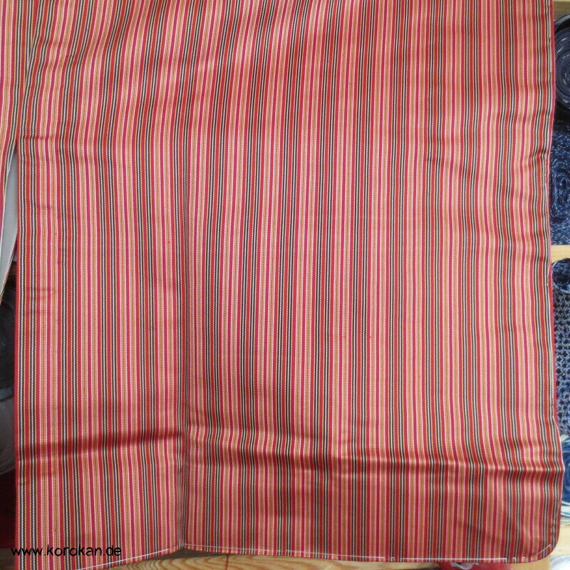 dunkelrot gestreifter Seidensatin Michiyuki Kimono Regenmantel