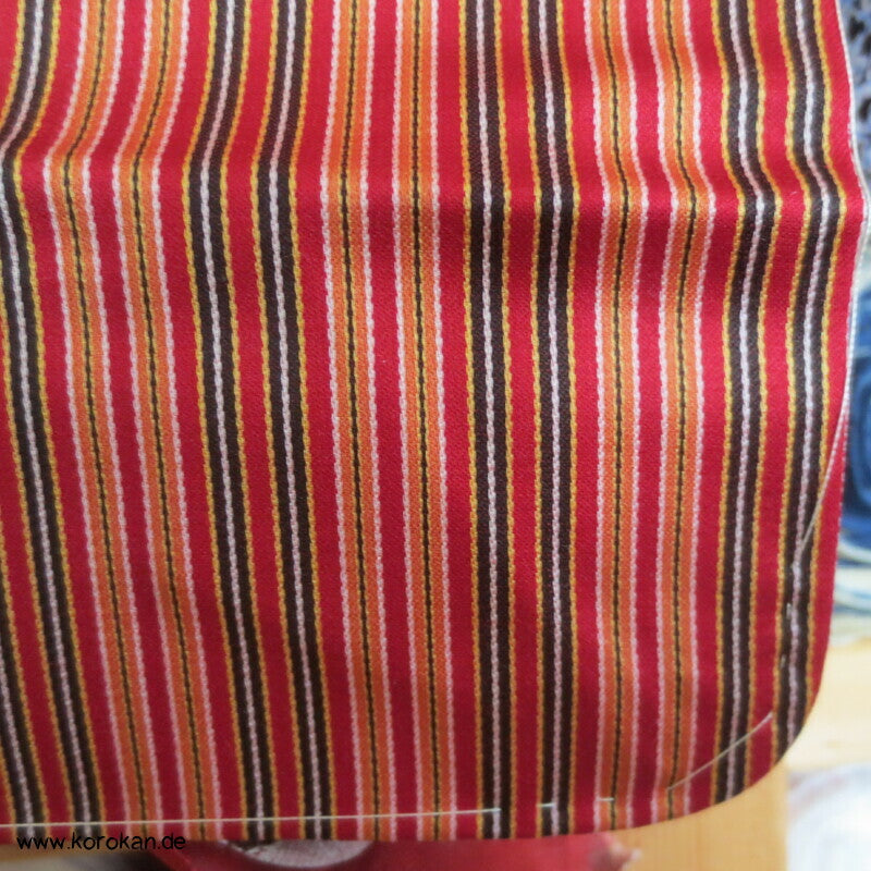 dunkelrot gestreifter Seidensatin Michiyuki Kimono Regenmantel