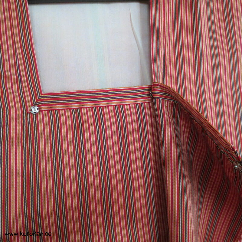 dunkelrot gestreifter Seidensatin Michiyuki Kimono Regenmantel