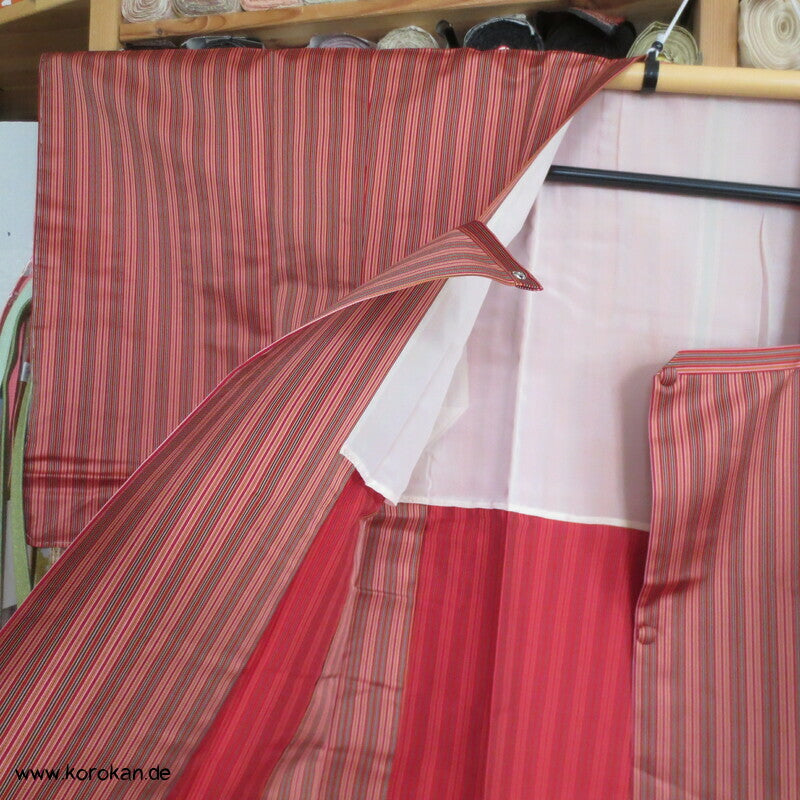 dunkelrot gestreifter Seidensatin Michiyuki Kimono Regenmantel