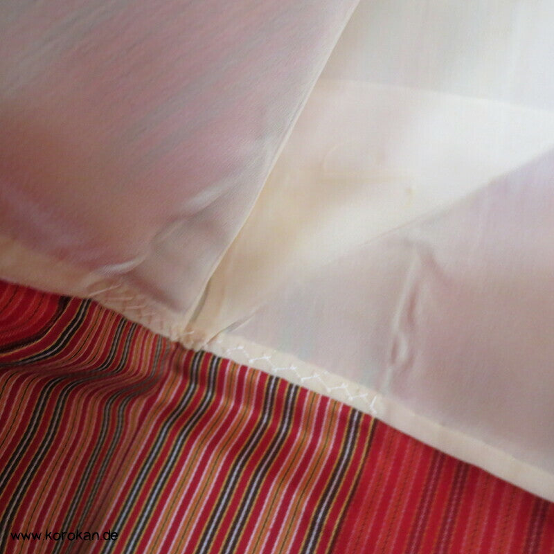 dunkelrot gestreifter Seidensatin Michiyuki Kimono Regenmantel