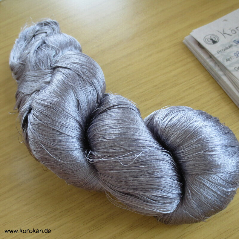 blaumauve Seidengarn zum Weben aus japanischer Obi Werkstatt
