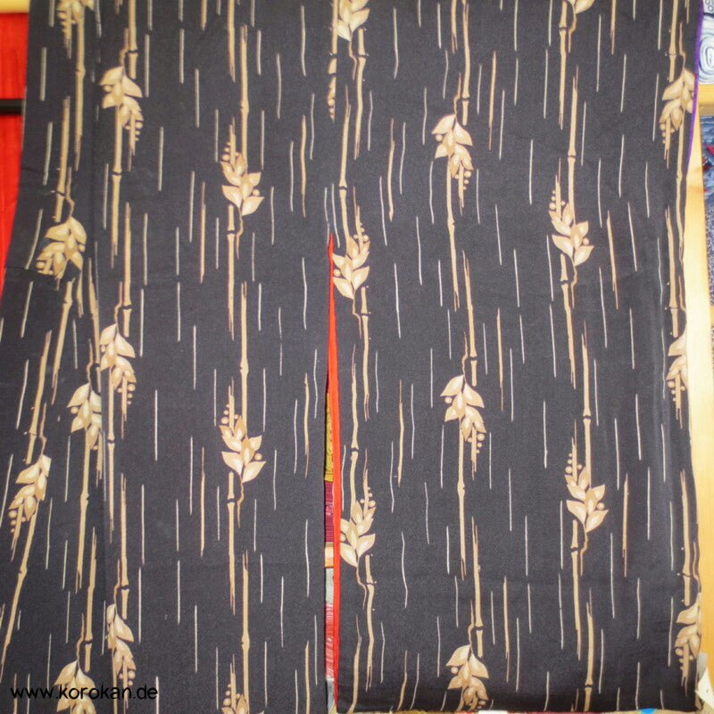 Bambus auf schwarz, antiker Seidencrepe Komon Kimono, rotes Futter