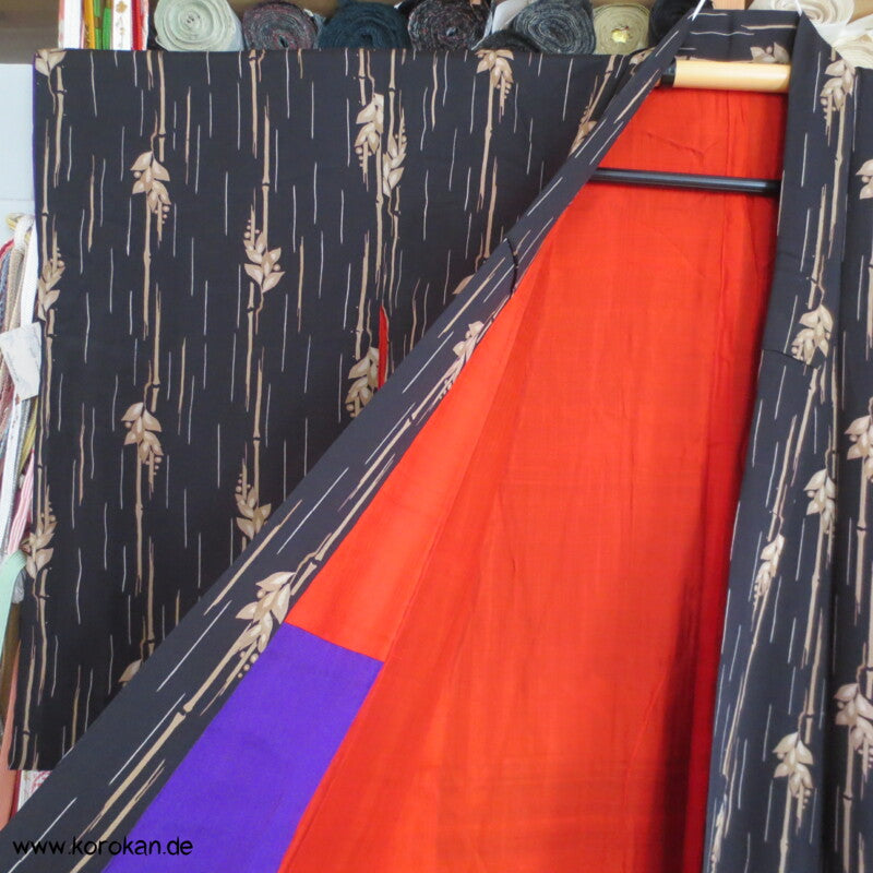 Bambus auf schwarz, antiker Seidencrepe Komon Kimono, rotes Futter