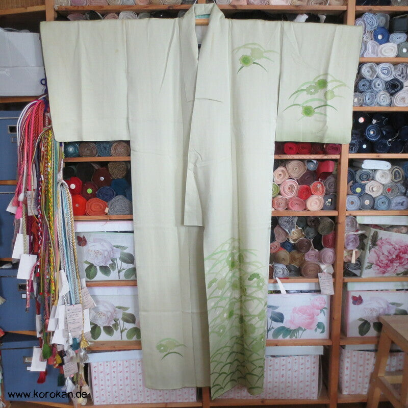 zartgrün mit grünen Gräsern und Blüten Seidendamast Homongi Kimono