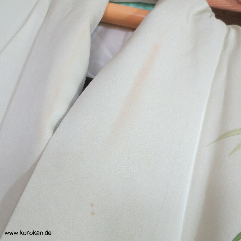 zartgrün mit grünen Gräsern und Blüten Seidendamast Homongi Kimono