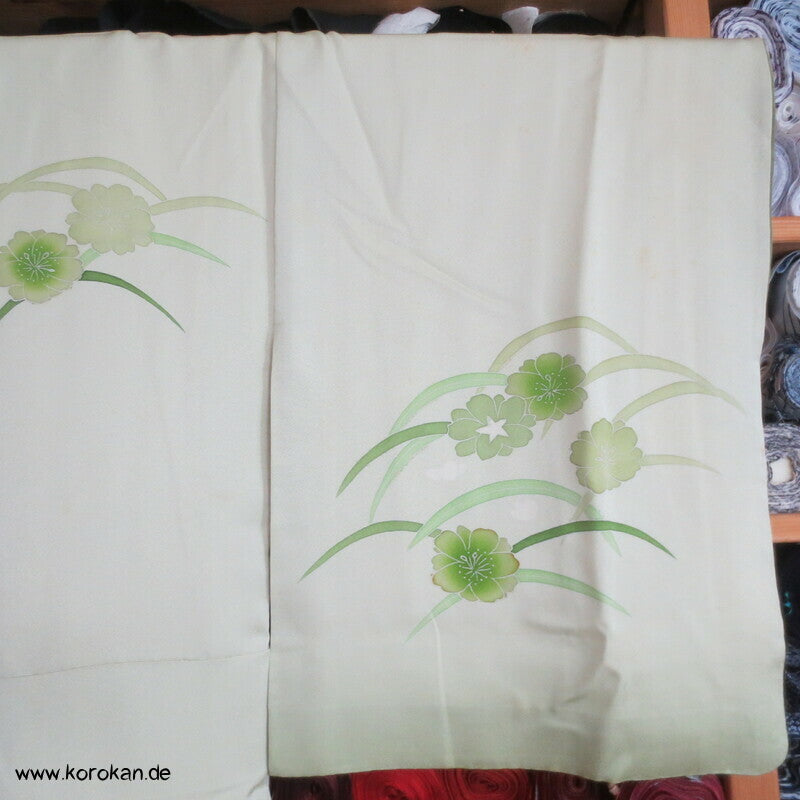 zartgrün mit grünen Gräsern und Blüten Seidendamast Homongi Kimono