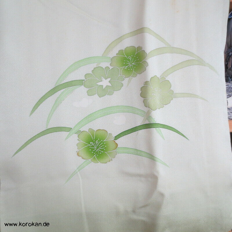 zartgrün mit grünen Gräsern und Blüten Seidendamast Homongi Kimono
