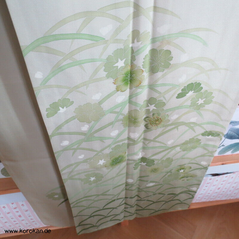 zartgrün mit grünen Gräsern und Blüten Seidendamast Homongi Kimono