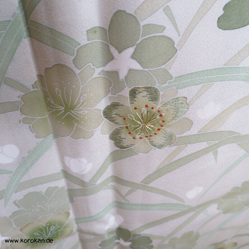 zartgrün mit grünen Gräsern und Blüten Seidendamast Homongi Kimono