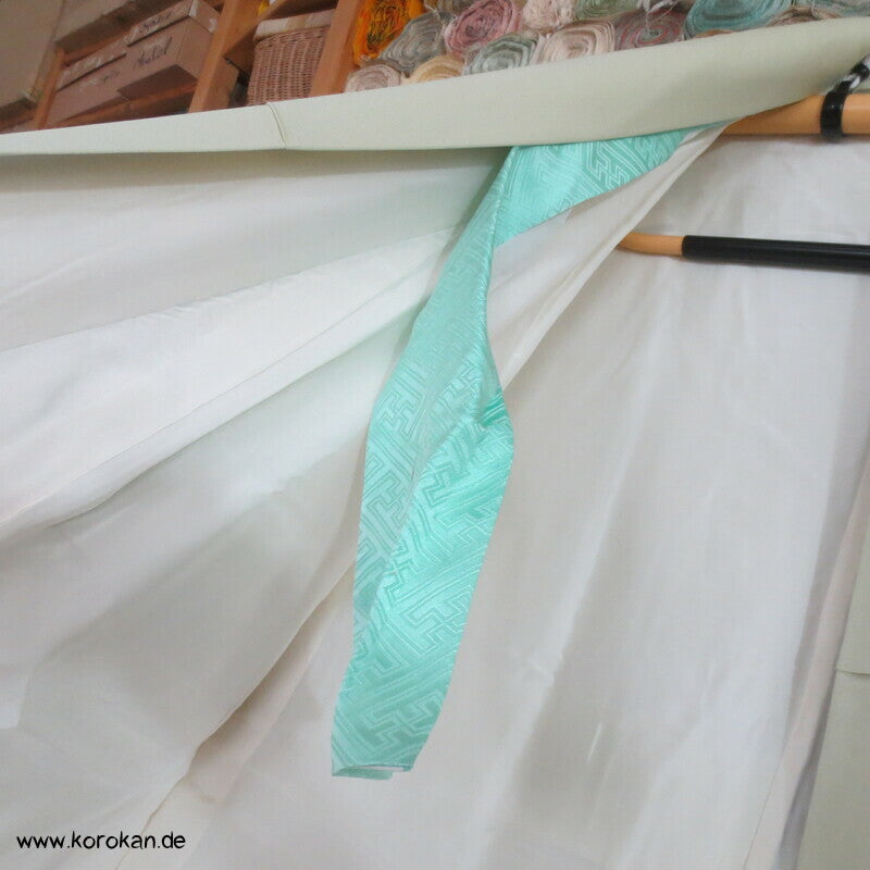 zartgrün mit grünen Gräsern und Blüten Seidendamast Homongi Kimono
