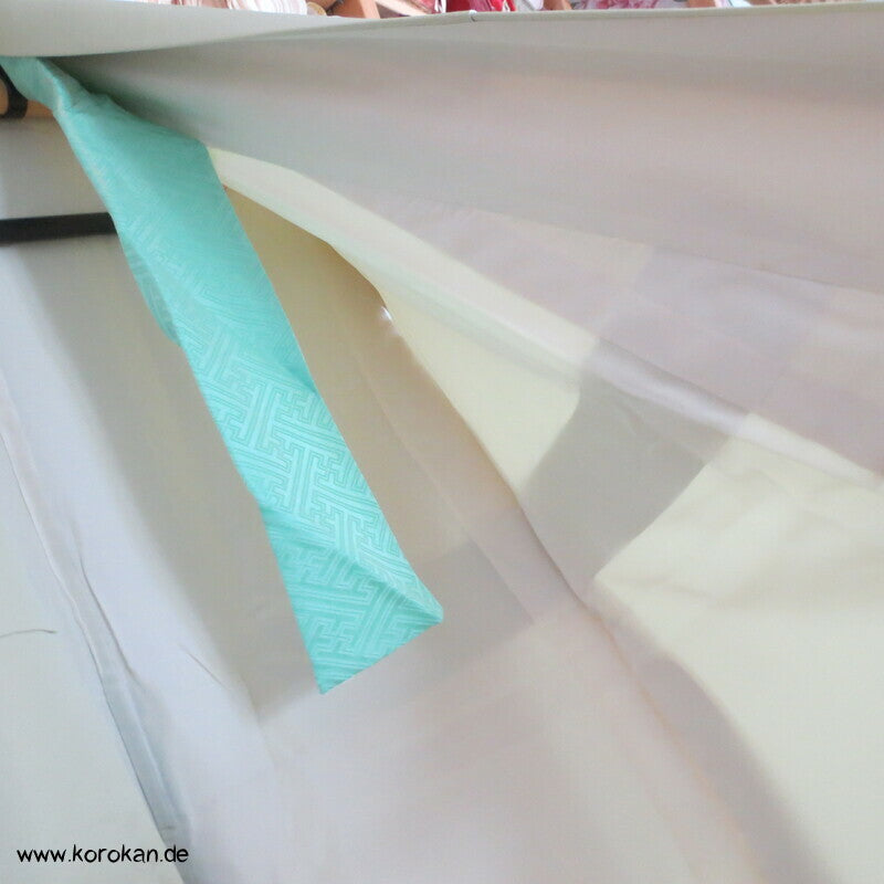 zartgrün mit grünen Gräsern und Blüten Seidendamast Homongi Kimono