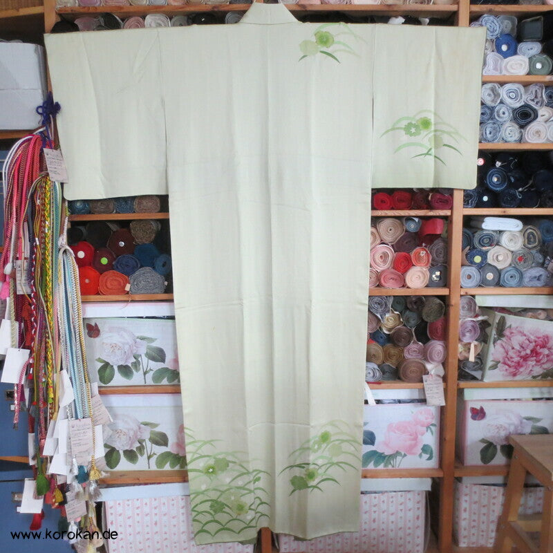 zartgrün mit grünen Gräsern und Blüten Seidendamast Homongi Kimono