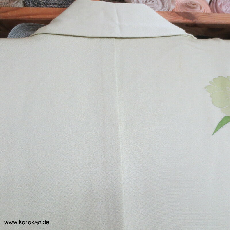 zartgrün mit grünen Gräsern und Blüten Seidendamast Homongi Kimono