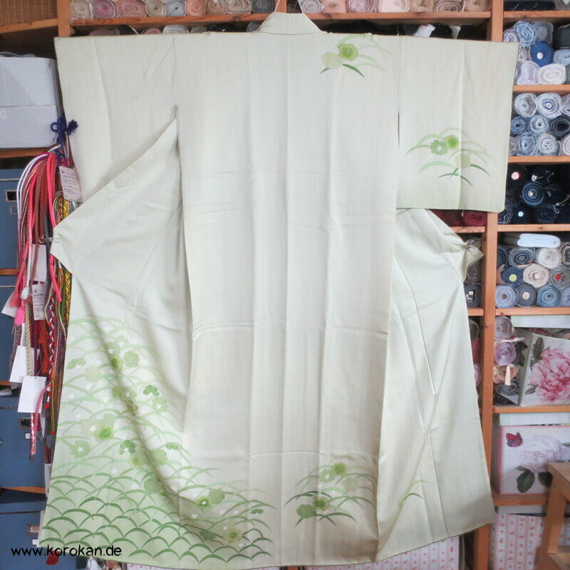 zartgrün mit grünen Gräsern und Blüten Seidendamast Homongi Kimono