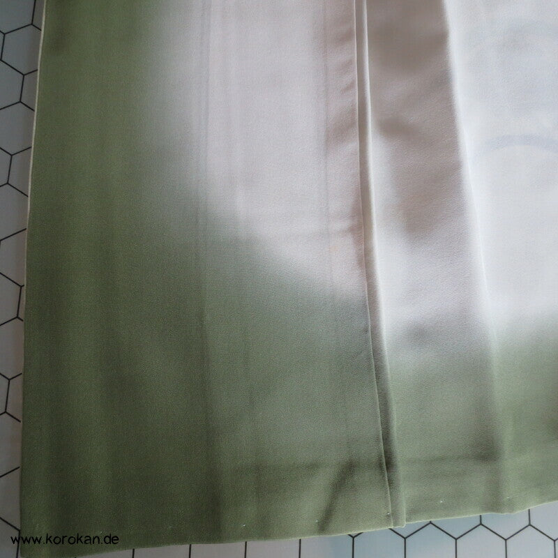 zartgrün mit grünen Gräsern und Blüten Seidendamast Homongi Kimono