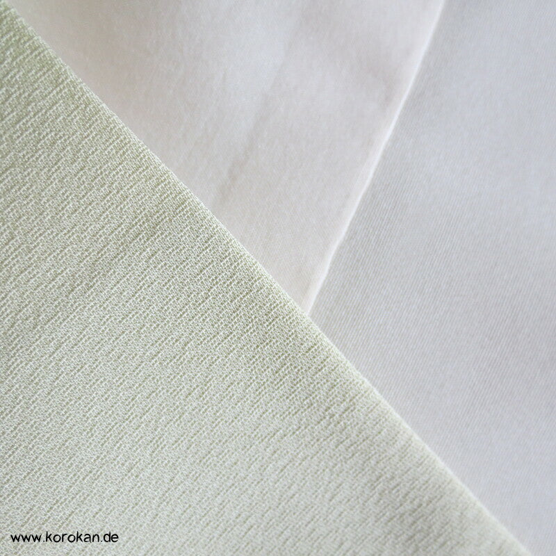 zartgrün mit grünen Gräsern und Blüten Seidendamast Homongi Kimono