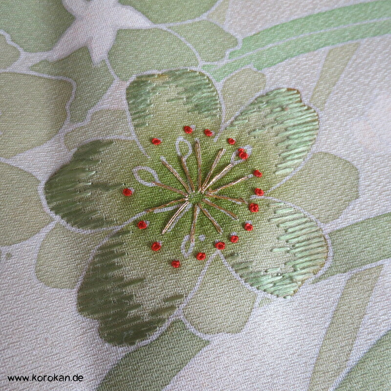 zartgrün mit grünen Gräsern und Blüten Seidendamast Homongi Kimono
