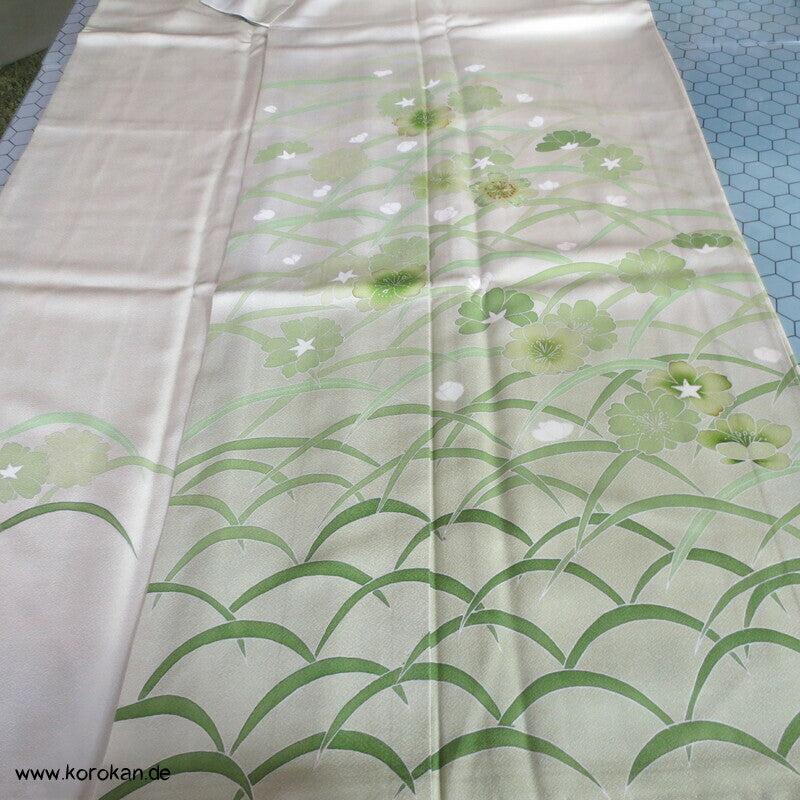 zartgrün mit grünen Gräsern und Blüten Seidendamast Homongi Kimono