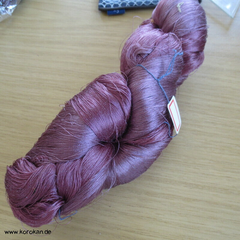 rotmauve Seidengarn zum Weben aus japanischer Obi Werkstatt