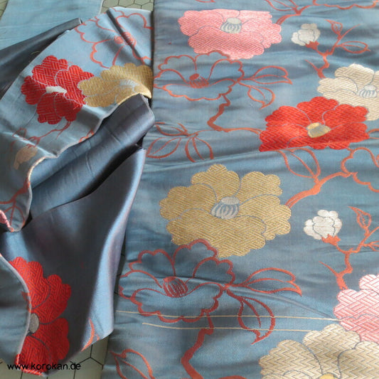 Kamelien auf blaugrauem Satin antiker Nagoya Obi Seidenbrokat Kimonogürtel