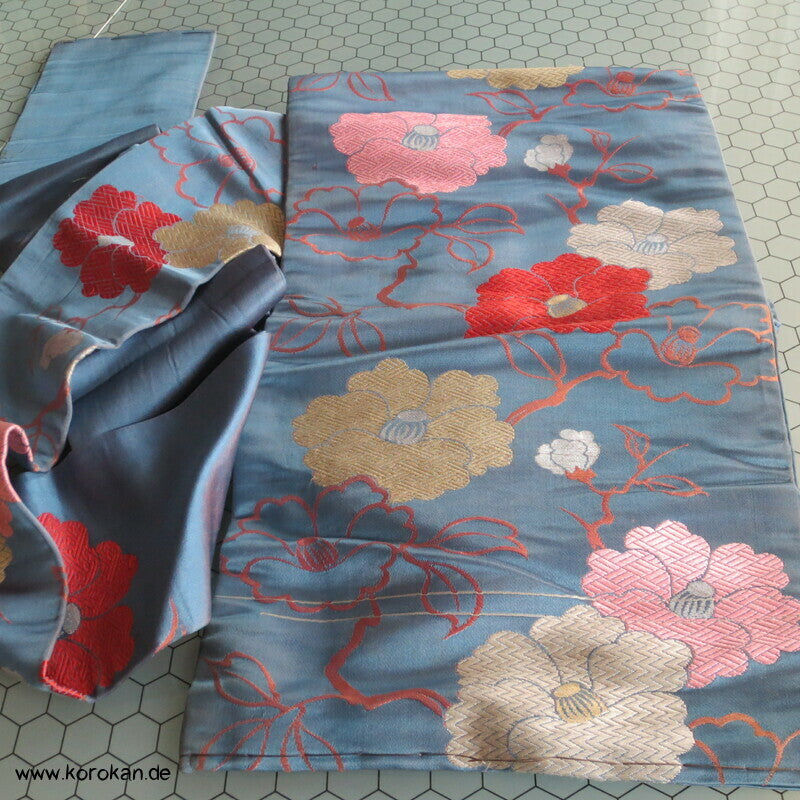Kamelien auf blaugrauem Satin antiker Nagoya Obi Seidenbrokat Kimonogürtel