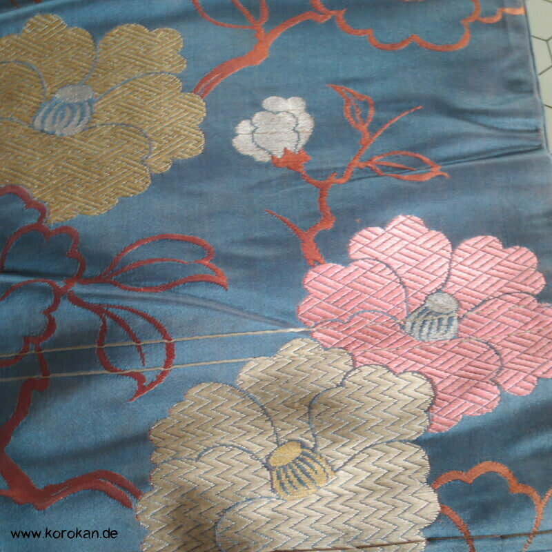 Kamelien auf blaugrauem Satin antiker Nagoya Obi Seidenbrokat Kimonogürtel