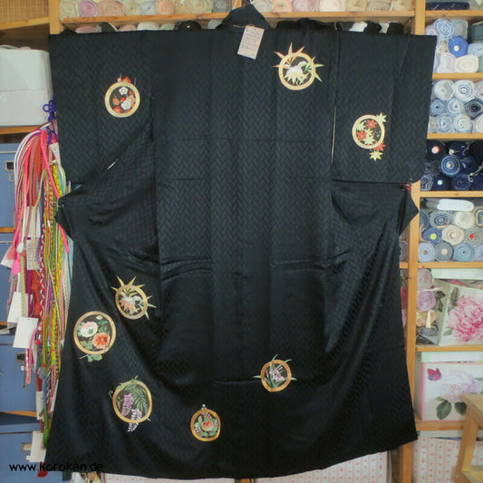 schwarzer Homongi Seidendamast Kimono mit bunten "Blumenspiegeln" - Stickereien