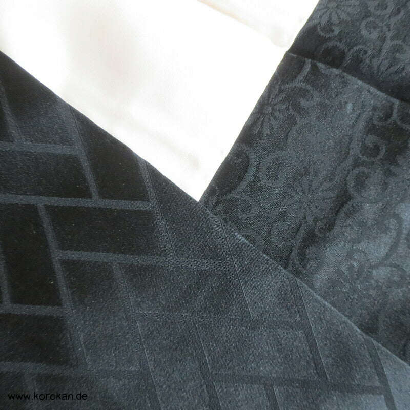 schwarzer Homongi Seidendamast Kimono mit bunten "Blumenspiegeln" - Stickereien