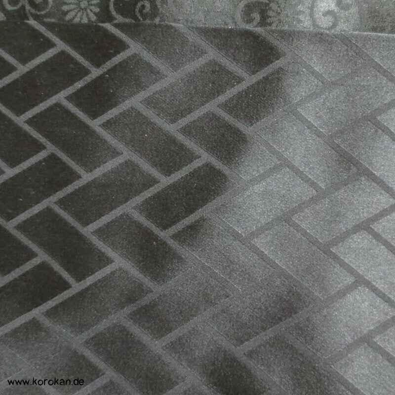 schwarzer Homongi Seidendamast Kimono mit bunten "Blumenspiegeln" - Stickereien