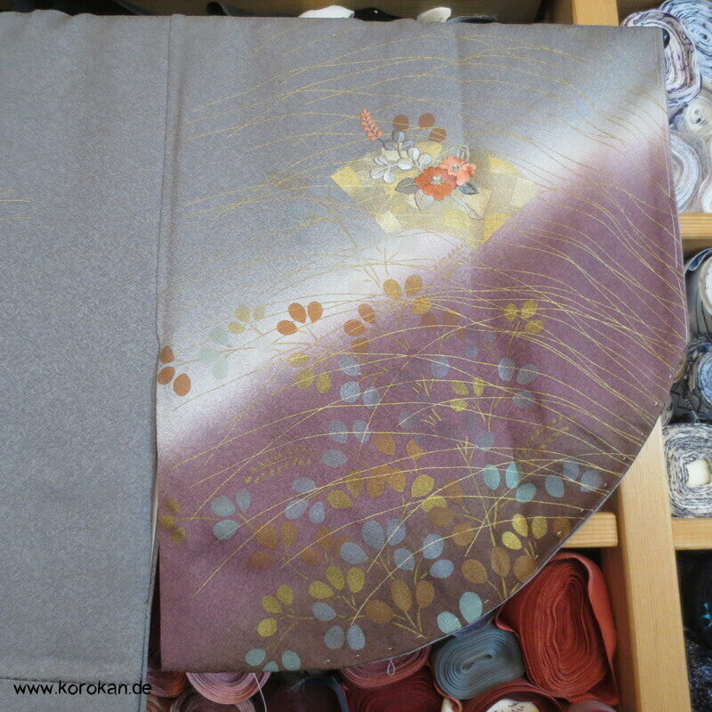 Kosode Kimono, goldene Gräser und Stickerei Homongi